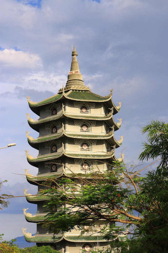 Beautiful view of the Linh Ung Pagoda surrounded by lush greenery in Đà Nẵng, Vietnam.