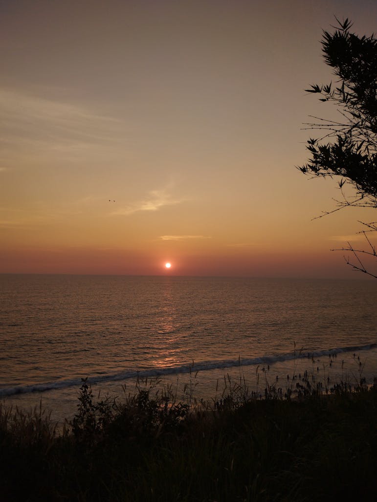 Calming sunset over the Arabian Sea at Varkala Beach, Kerala, capturing a blend of natural beauty and tranquility.