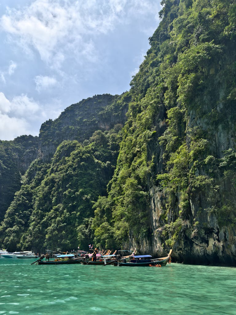 Explore the breathtaking cliffs and clear waters of Phi Phi Island in Thailand, a paradise for travelers.